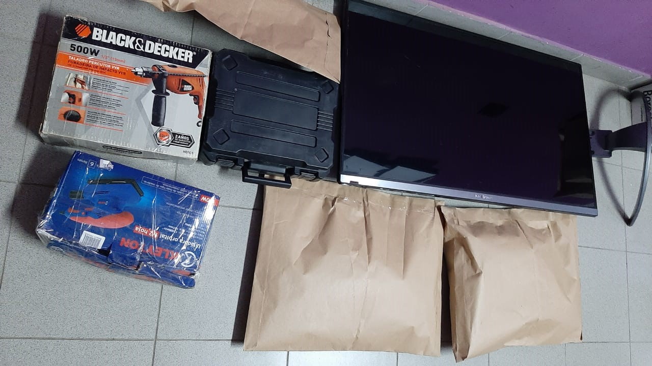 Tres jóvenes quedaron detenidos por entrar a una casa y robarse un televisor Tres jóvenes quedaron detenidos por entrar a una casa y robarse un televisor