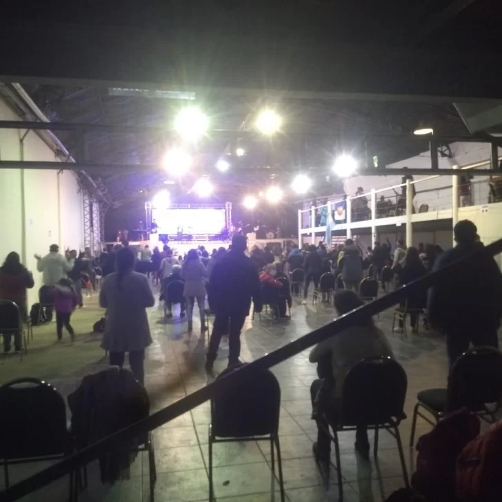 Recibieron una denuncia y cuando llegaron al lugar había más de 160 personas reunidas Recibieron una denuncia y cuando llegaron al lugar había más de 160 personas reunidas