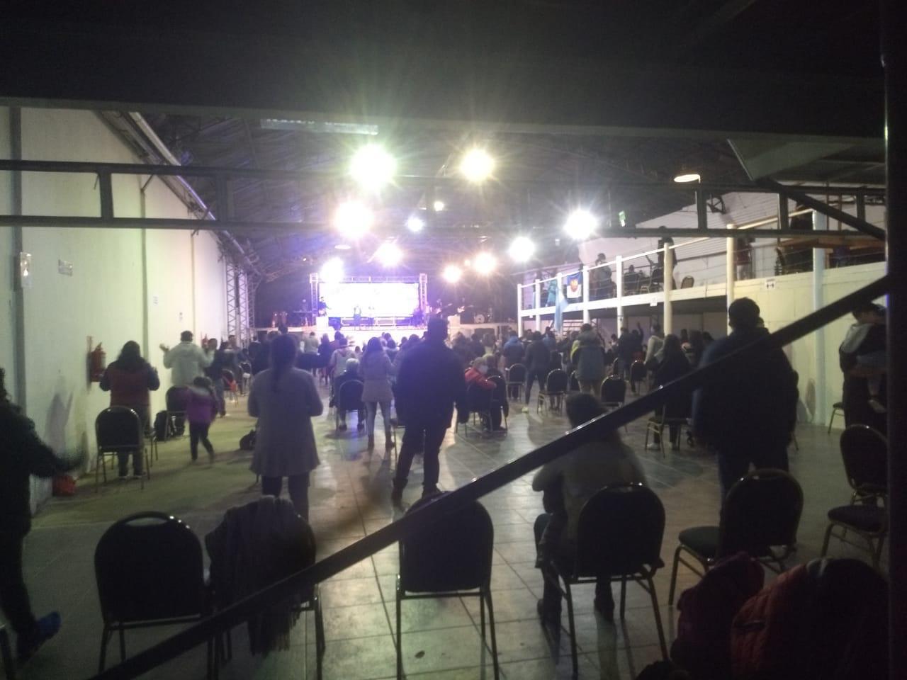 Recibieron una denuncia y cuando llegaron al lugar había más de 160 personas reunidas Recibieron una denuncia y cuando llegaron al lugar había más de 160 personas reunidas