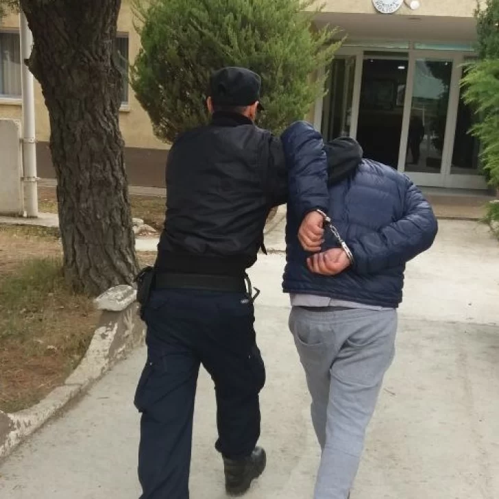 Brutal hecho de sangre en Río Gallegos: apuñaló a su esposa y a su hija, golpeó a un policía y lo detuvieron