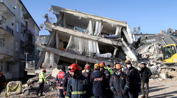 Videos. El fuerte terremoto en Turquía y Grecia ya deja al menos 17 muertos, entre ellos 2 niños