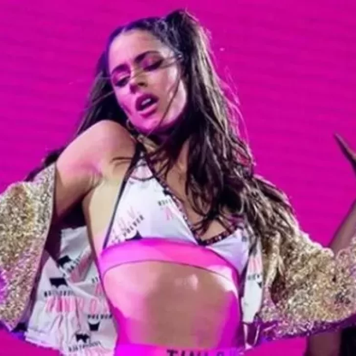 Tini Stoessel saludó a sus fanáticos desde la ventana del hotel en la previa a su show en Río Gallegos Tini Stoessel saludó a sus fanáticos desde la ventana del hotel en la previa a su show en Río Gallegos