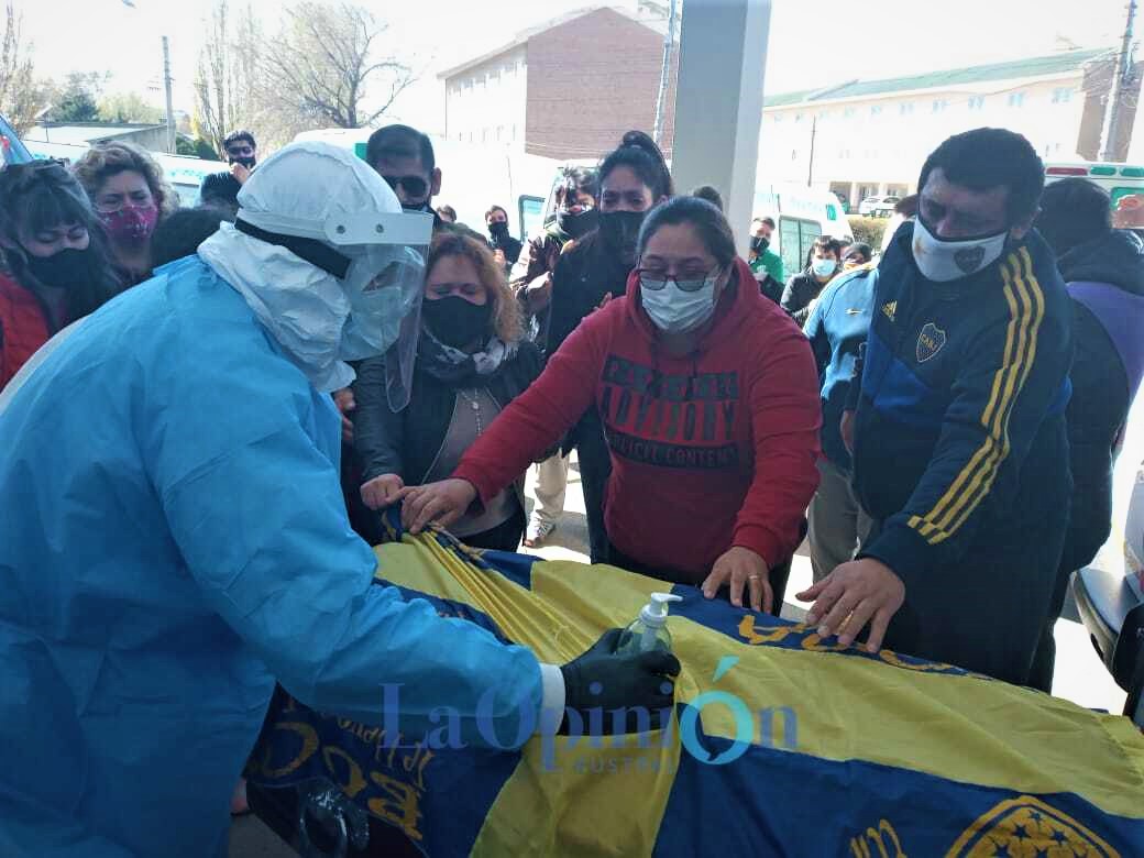 Adiós azul y oro para “Tito” Aguayo, el fanático de Boca que murió por coronavirus Adiós azul y oro para “Tito” Aguayo, el fanático de Boca que murió por coronavirus
