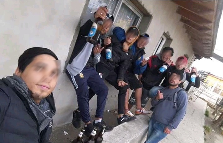 Grupo de amigos se junta a tomar ‘birra’ como si nada pasara: dos fueron detenidos