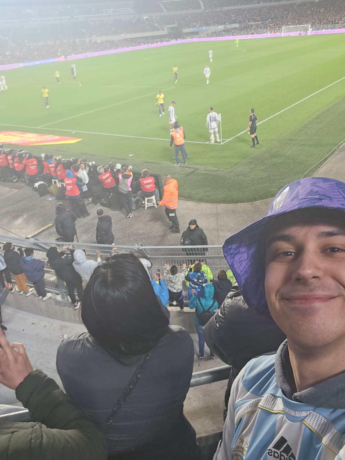 Encuentro de riogalleguenses en la previa del partido de la selección por un canal de aire