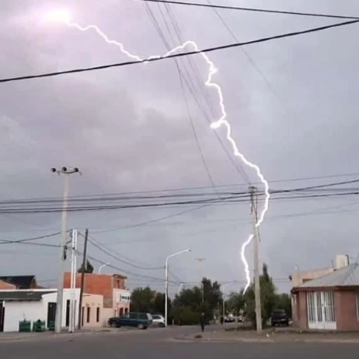 Videos: En cuestión de minutos, la lluvia torrencial anegó la localidad de Las Heras