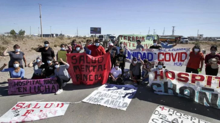 Trabajadores de salud liberan los cortes en Vaca Muerta y siguen el bloqueo en Villa La Angostura