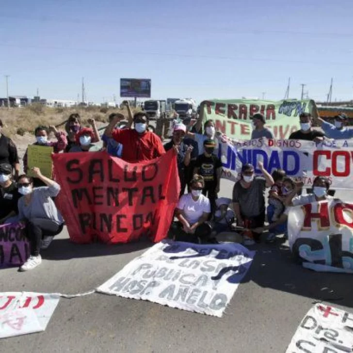 Trabajadores de salud liberan los cortes en Vaca Muerta y siguen el bloqueo en Villa La Angostura