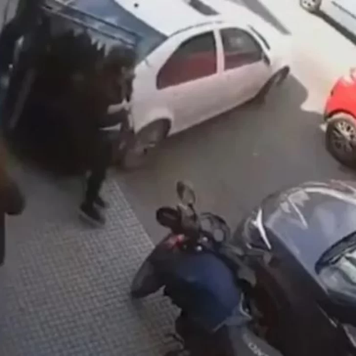 Perdió el control del auto y mató a una mujer que caminaba por la vereda