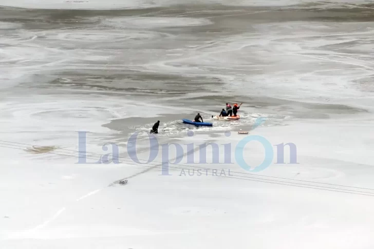 Dos niños murieron ahogados: jugaban en el dique con trineos y el hielo se rompió