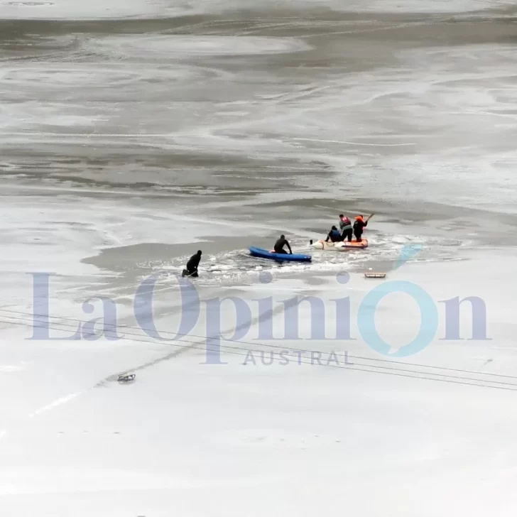 Dos niños murieron ahogados: jugaban en el dique con trineos y el hielo se rompió