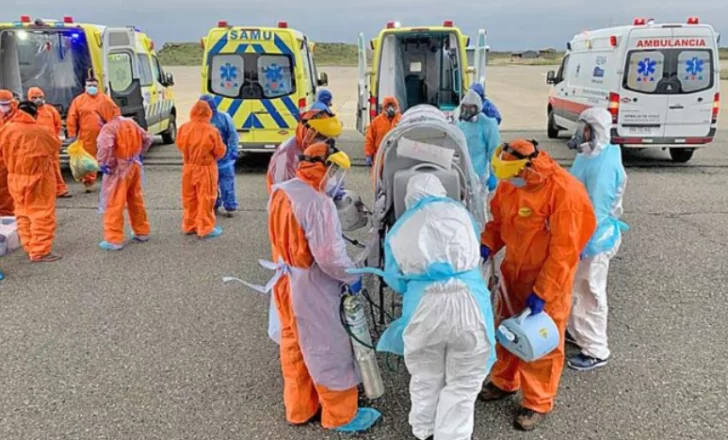 Más de 100 pacientes graves con COVID fueron llevados en avión Hércules de Punta Arenas a Santiago