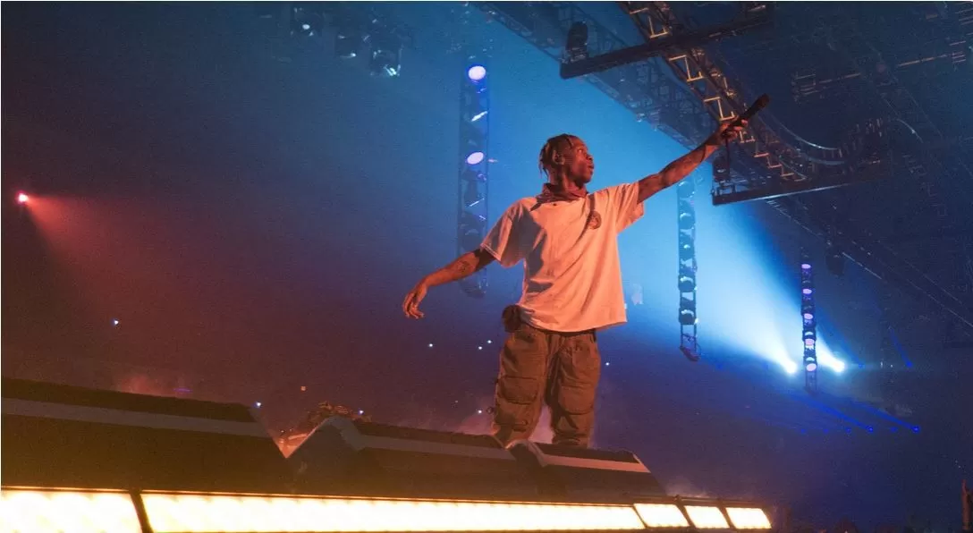 Video. La reacción del rapero Travis Scott al ver a la gente perdiendo la conciencia durante la estampida en el festival Astroworld Video. La reacción del rapero Travis Scott al ver a la gente perdiendo la conciencia durante la estampida en el festival Astroworld