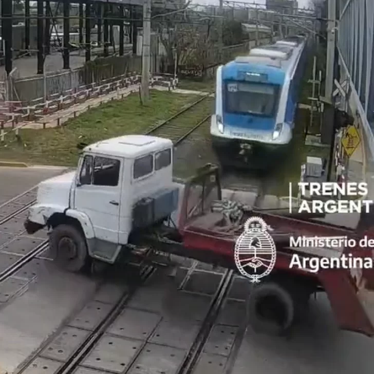 Video. El impactante momento en que el tren de la línea Roca chocó contra un camión: hay seis heridos