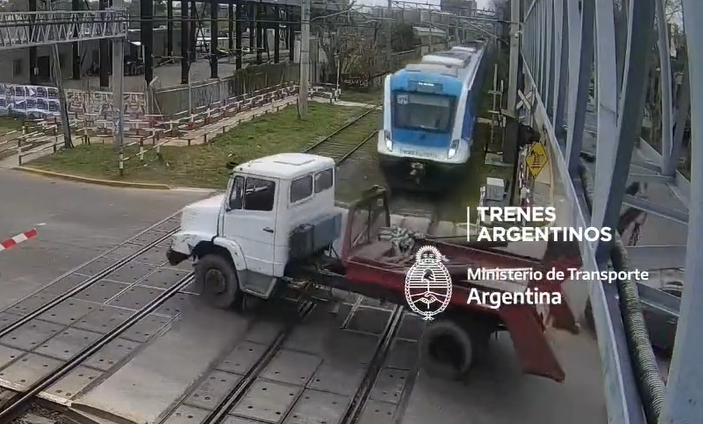 Video. El impactante momento en que el tren de la línea Roca chocó contra un camión: hay seis heridos