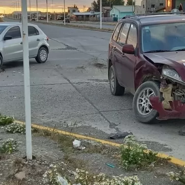 Video. Chocó dos autos estacionados y siguió conduciendo sin preocupación: buscan al culpable