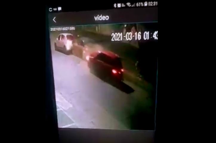 Video. Chocó dos autos estacionados y siguió conduciendo sin preocupación: buscan al culpable