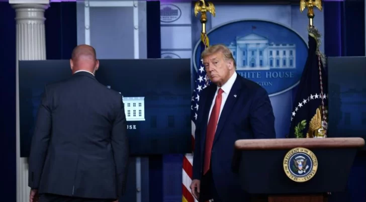 Sacaron abruptamente a Donald Trump de una conferencia de prensa por un tiroteo afuera de la Casa Blanca