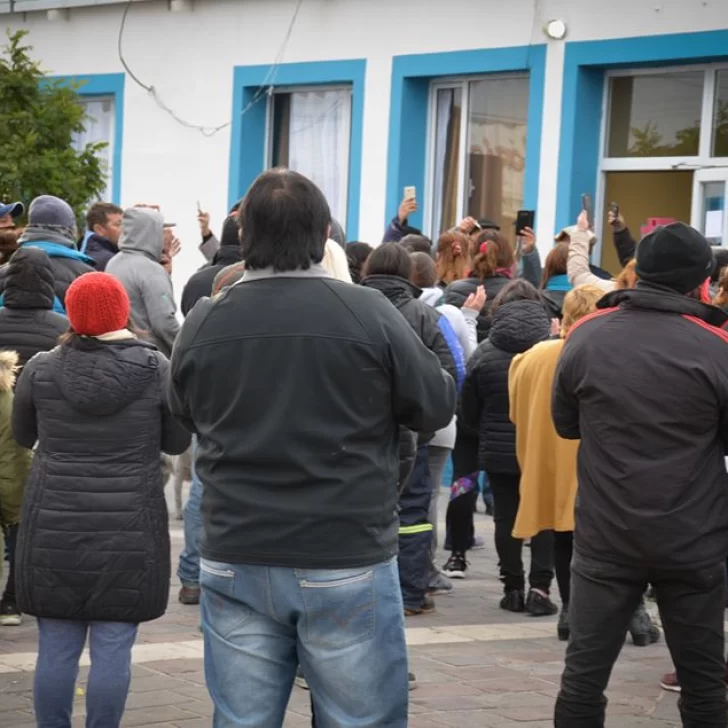Manifestantes repudiaron el desalojo de ex municipales en Pico Truncado