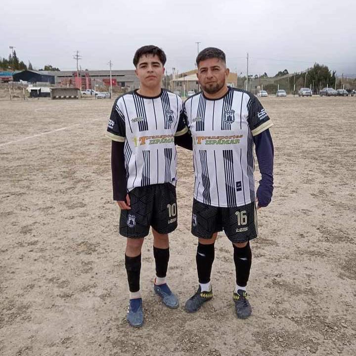 Emotiva historia de familia y pasión por el fútbol: abuelo, padre e hijo comparten equipo en el ascenso en Comodoro Rivadavia