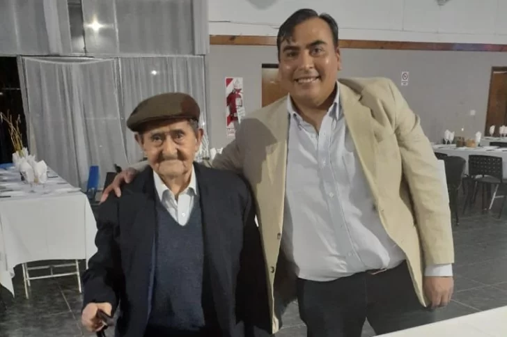 Ubaldo Cayún, una de las personas más longevas de Santa Cruz, cumple 102 años e invitan a cantarle en el barrio Belgrano
