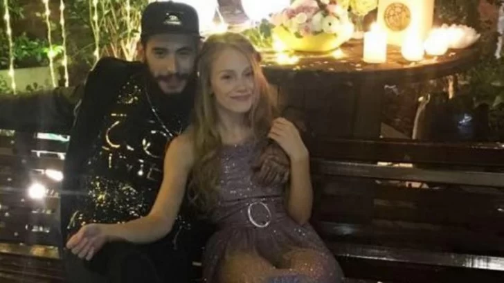 Video. Ulises Bueno le dio un apasionado beso a su novia, Rocío Pardo, arriba del escenario