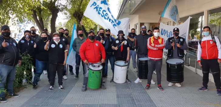 Reclamo del gremio de seguridad privada frente a un banco del centro de Río Gallegos