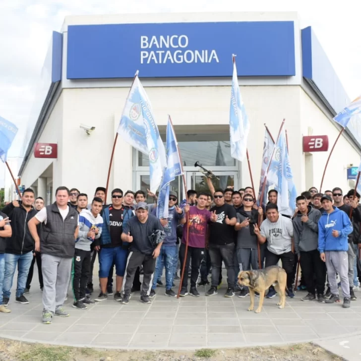 Reclamo del gremio de seguridad privada frente a un banco del centro de Río Gallegos