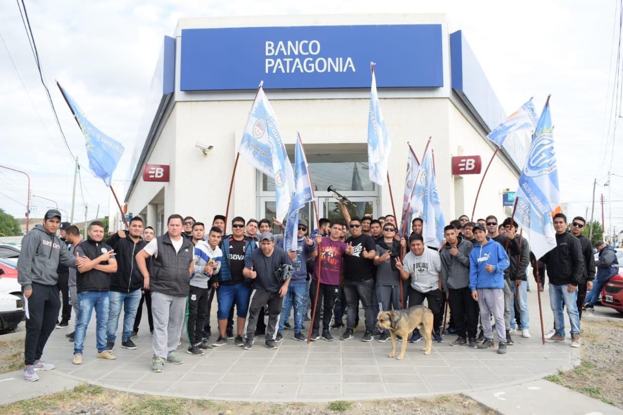 Reclamo del gremio de seguridad privada frente a un banco del centro de Río Gallegos