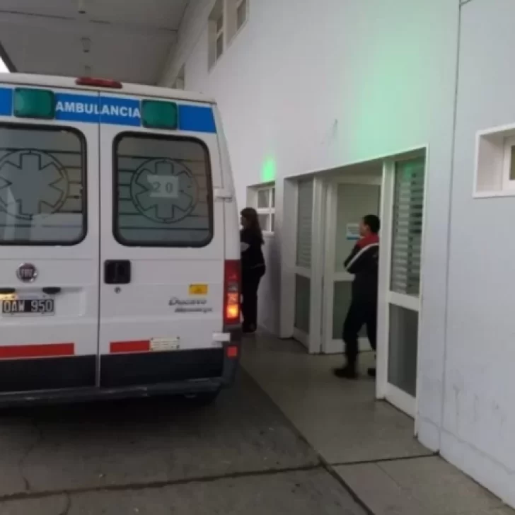 Joven de 18 años se fracturó el brazo al caer de una moto: denuncian que lo atropelló un auto y se fugó