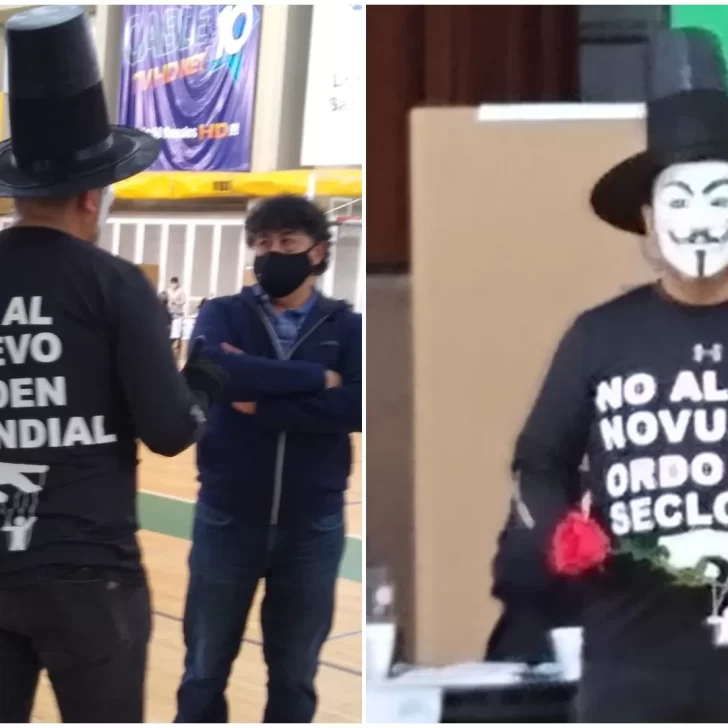 Un hombre con la máscara de V de Venganza y una rosa en la mano apareció durante las elecciones en el Boxing Club de Río Gallegos