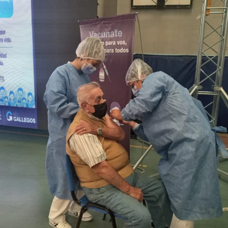 La felicidad de los mayores de 75 años tras recibir la vacuna: “Me voy contento”