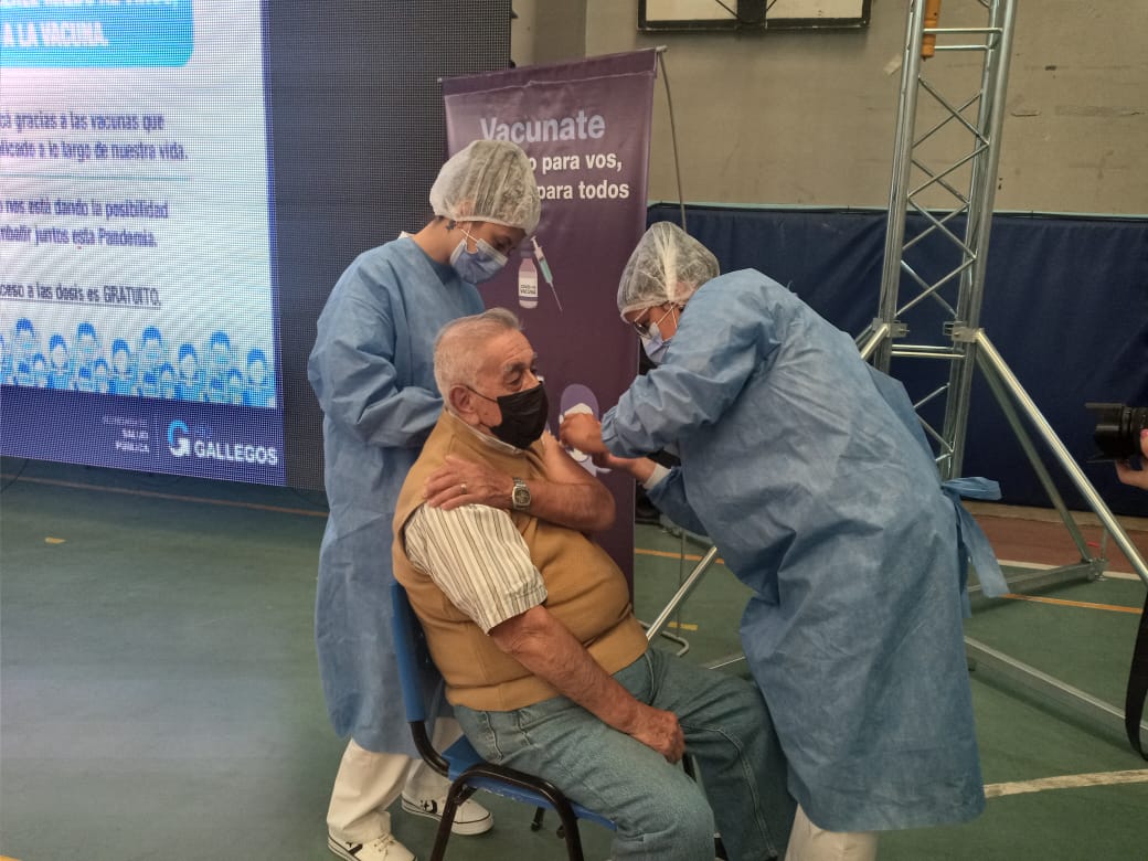 La felicidad de los mayores de 75 años tras recibir la vacuna: “Me voy contento”