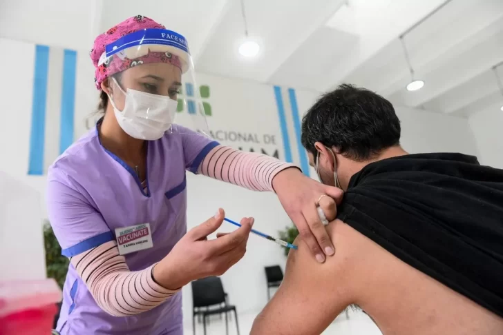 ¿Por qué duele el brazo después de recibir la vacuna contra el coronavirus?