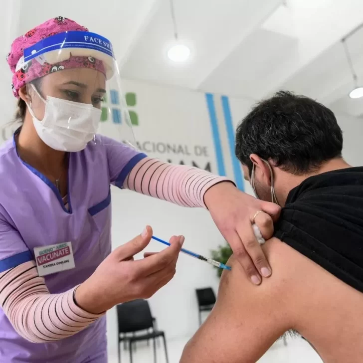 ¿Por qué duele el brazo después de recibir la vacuna contra el coronavirus?