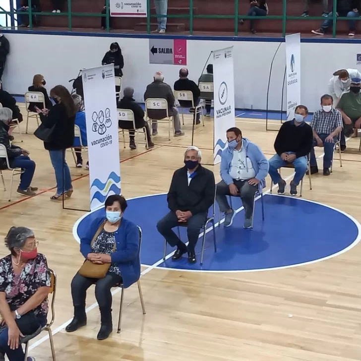 Los detalles y las voces de más abuelos vacunados en Caleta Olivia