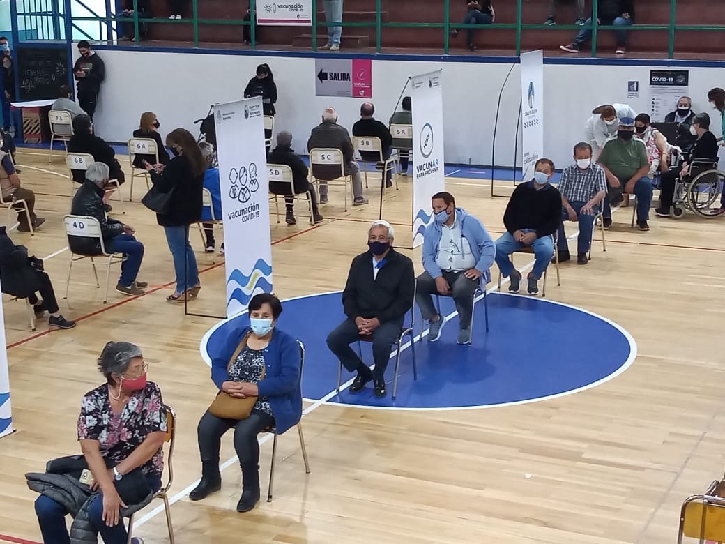 Los detalles y las voces de más abuelos vacunados en Caleta Olivia