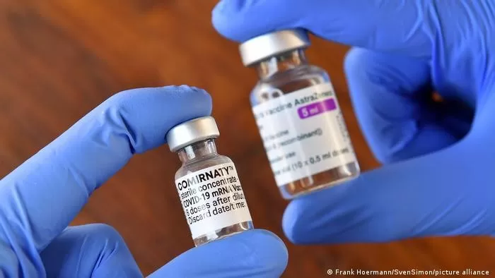 Comenzaron los estudios para combinar vacunas: Se podría unir la Sputnik V con la de AstraZeneca