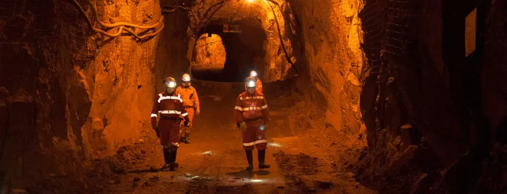  Cerro Vanguardia es una mina de oro y plata operando desde 1998 en Santa Cruz, Argentina (150 km al NO de Puerto San Julián), controlada mayormente por AngloGold Ashanti (92.5%) y Fomicruz (7.5%).
