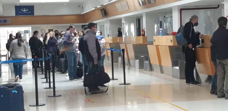 Varados en el Aeropuerto de Río Gallegos: desconcierto y malestar tras la suspensión de los vuelos