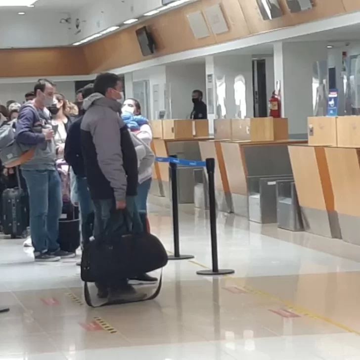 Varados en el Aeropuerto de Río Gallegos: desconcierto y malestar tras la suspensión de los vuelos