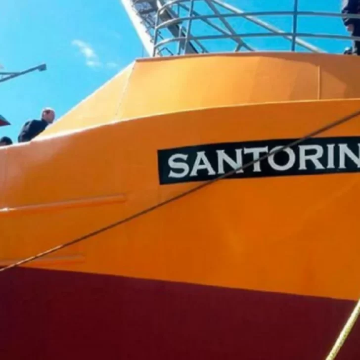 Recibieron el alta los 11 trabajadores pesqueros del Santorini que tenían coronavirus