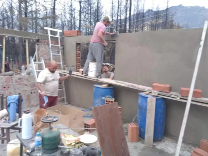 Albañiles solidarios reconstruyen casas en la Comarca Andina