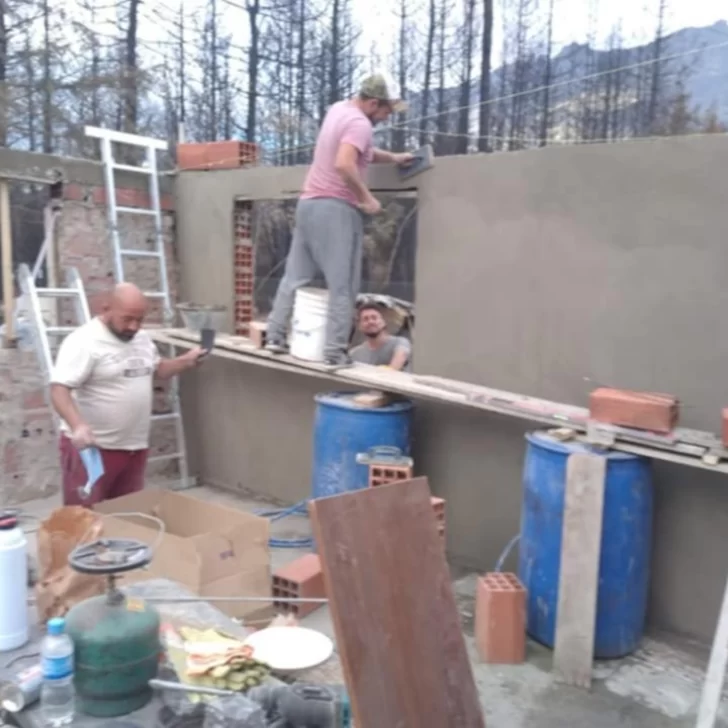 Albañiles solidarios reconstruyen casas en la Comarca Andina