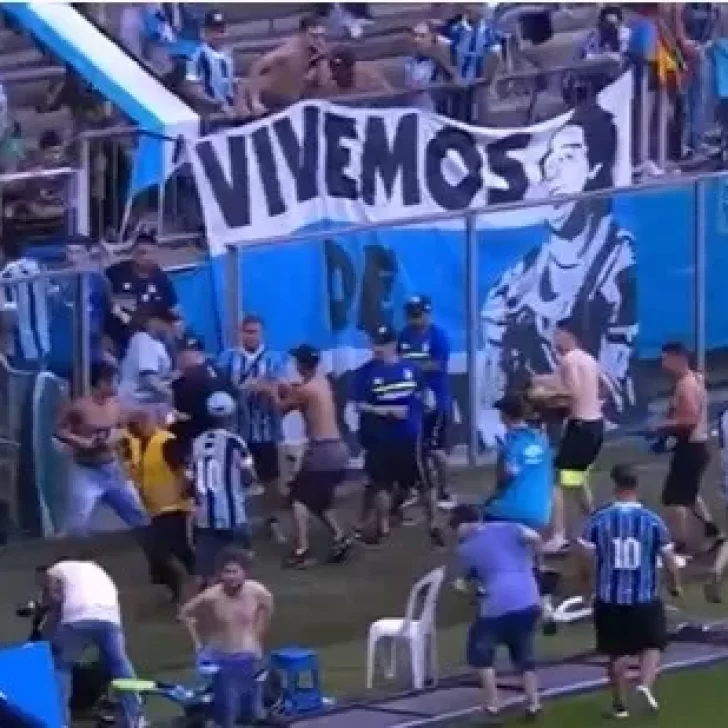 Hinchada de Gremio invade cancha tras derrota con Palmeiras y destroza cabina del VAR