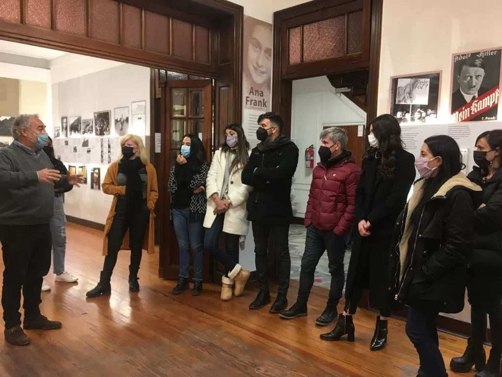 Jujuy Jiménez, Chato Prada y Hoppe visitaron el Centro Ana Frank tras la polémica presentación en Showmatch Jujuy Jiménez, Chato Prada y Hoppe visitaron el Centro Ana Frank tras la polémica presentación en Showmatch