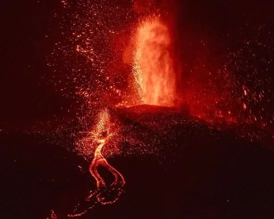 Volcán en Canarias: las impresionantes imágenes de la lava arrasando con las casas de la isla de La Palma