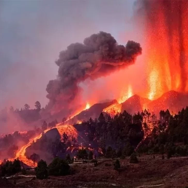 Vivo volcán en La Palma: cerraron el aeropuerto de Canarias y hay más de 6.200 evacuados