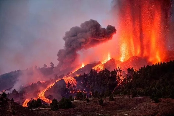 Vivo volcán en La Palma: cerraron el aeropuerto de Canarias y hay más de 6.200 evacuados
