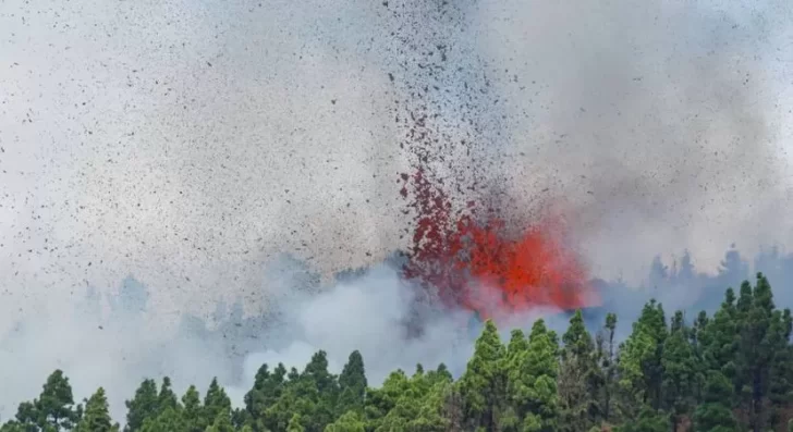 Impresionante video: entró en erupción el volcán Cumbre Vieja en la isla española de La Palma